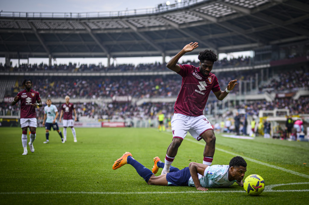 Denzel Dumfries (R) of FC Internazionale competes for the