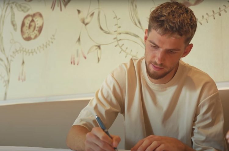 Anton Stach signs a contract to sign for Leeds United.