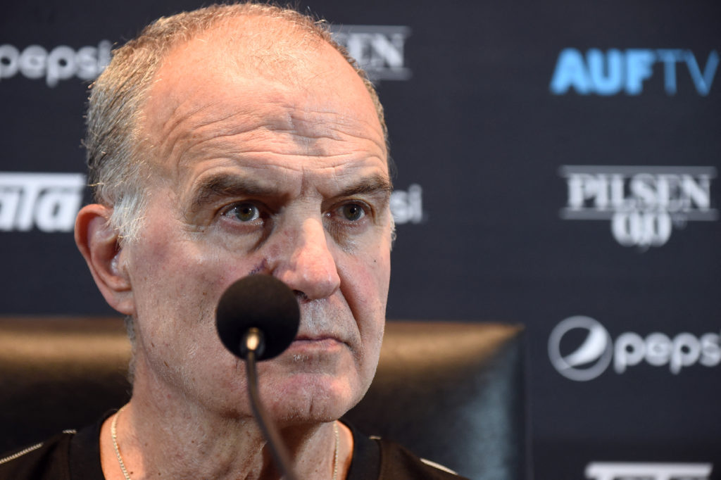 FBL-URU-BIELSA-PRESSER