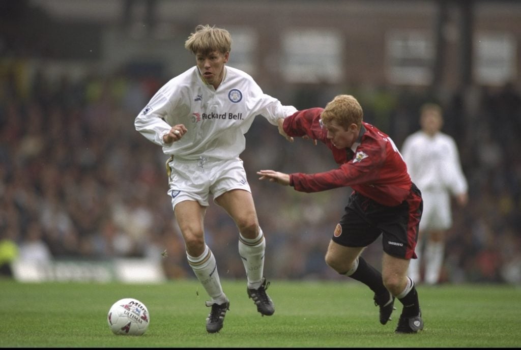 Gunnar Halle of Leeds United and Paul Scholes of Manchester United