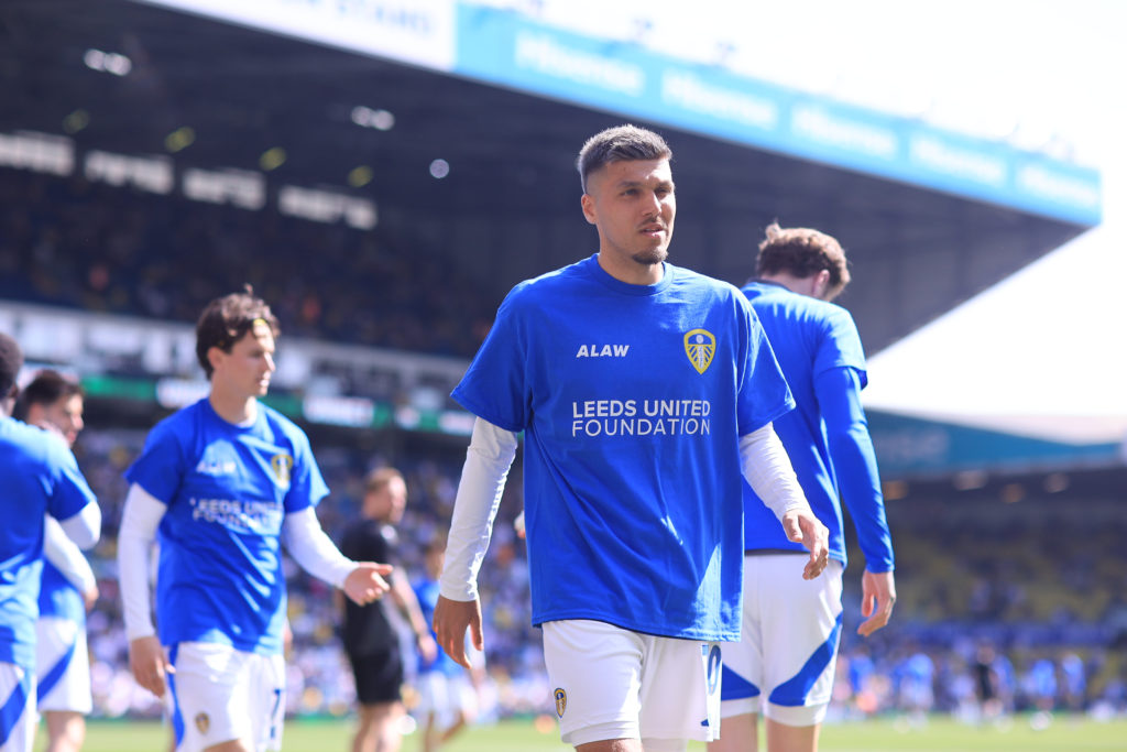 Joel Piroe warming up in a blue t-shirt ahead of Leeds vs Preston.
