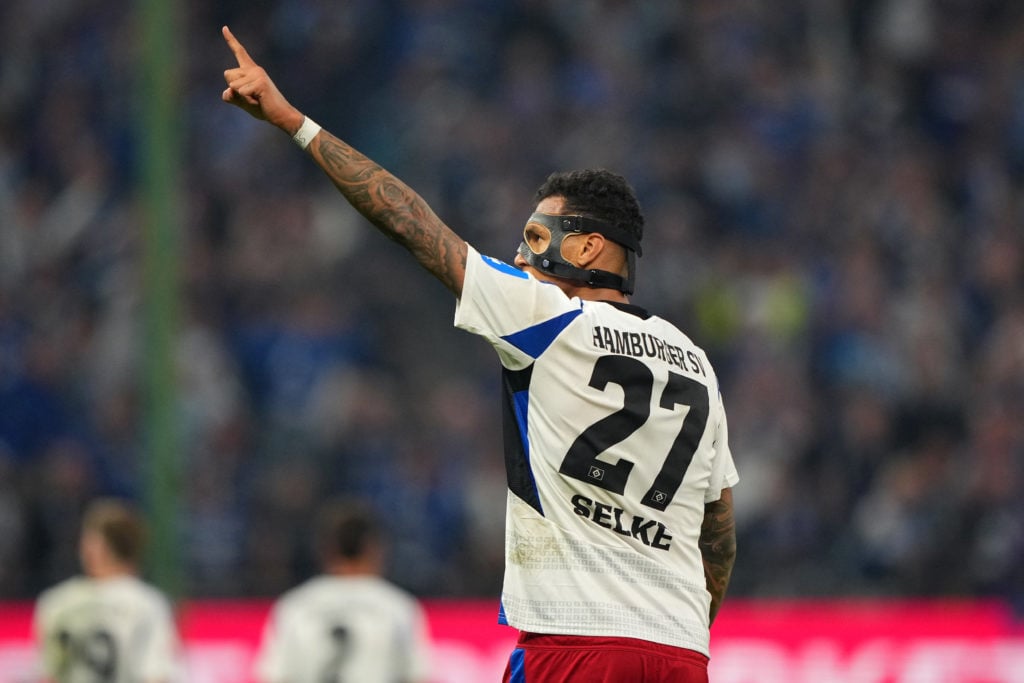 Davie Selke points to the Hamburg fans after scoring last season.