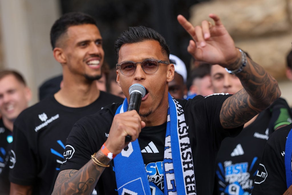 Davie Selke celebrates with the microphone during Hamburg's promotion party.