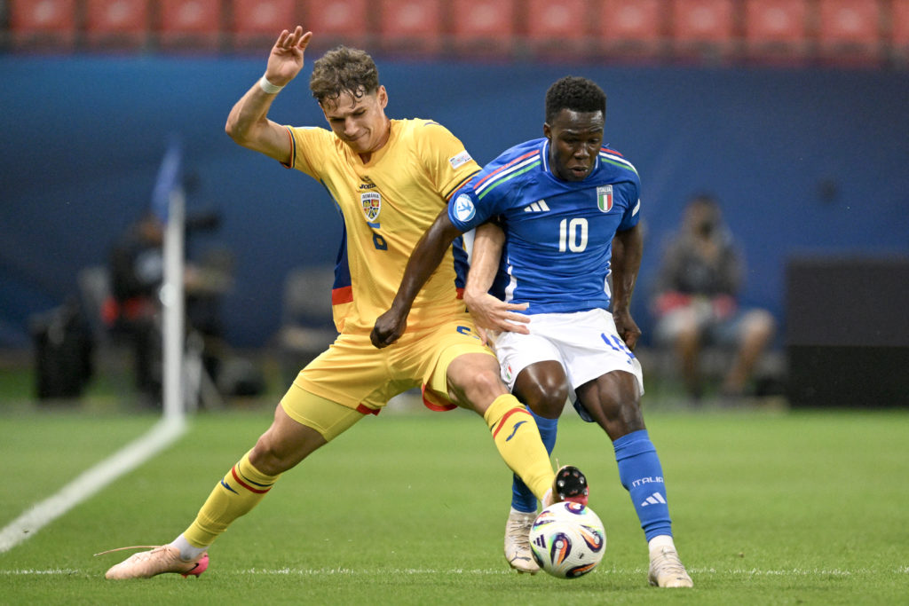 Willy Gnonto in action for Italy's U21 side against Romania.