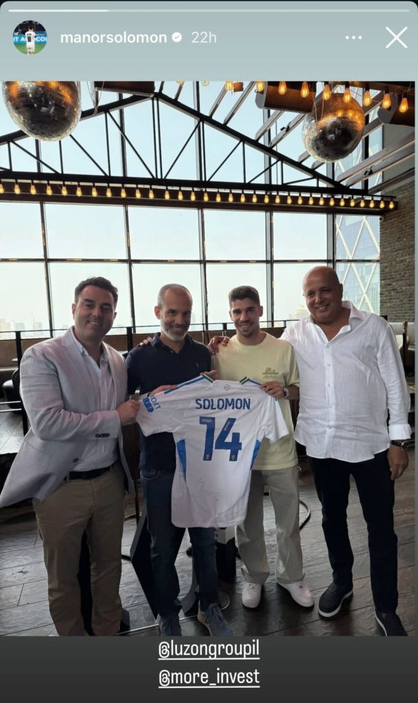 Screenshot of Manor Solomon posing with a Leeds shirt alongside some investment partners on Instagram.