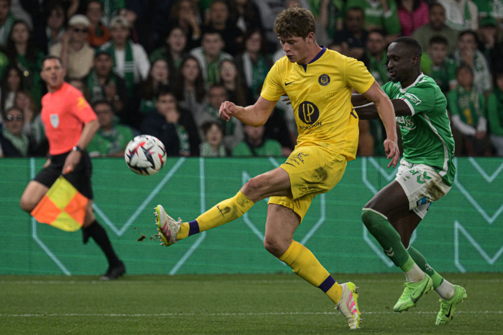 Charlie Cresswell playing for Toulouse.