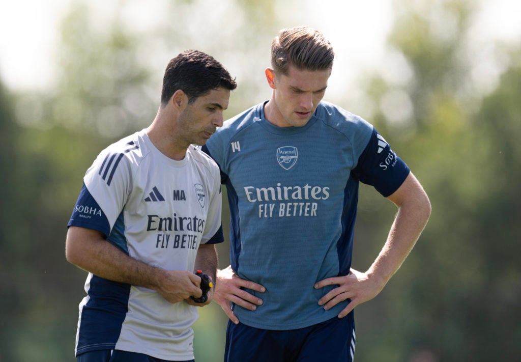 Mikel Arteta and Viktor Gyokeres talk during Arsenal Training Session