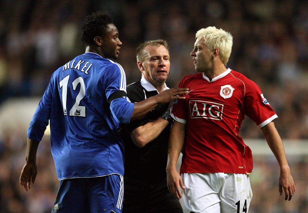 Alan Smith during an altercation with Chelsea's John Obi Mikel.