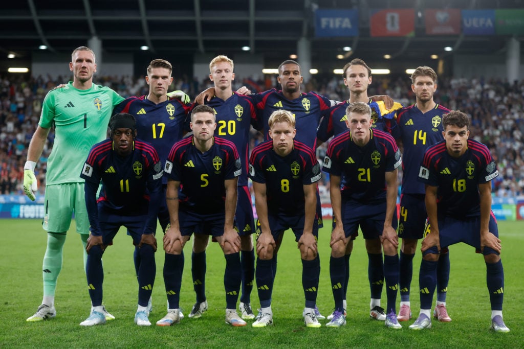 Gabriel Gudmundsson and the Sweden squad.