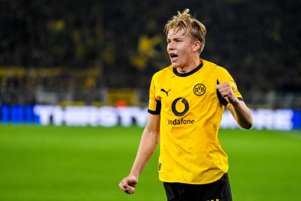Daniel Svensson scores for Dortmund.