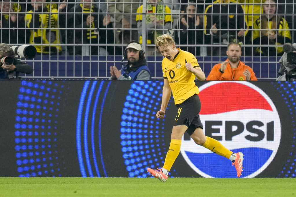 Daniel Svensson scores for Dortmund.