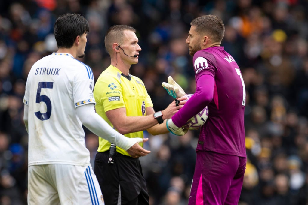 Thomas Bramall speaks to Guglielmo Vicario during Leeds clash.