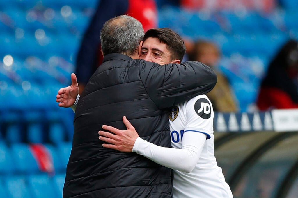 Marcelo Bielsa embraces Leeds United player Pablo Hernandez