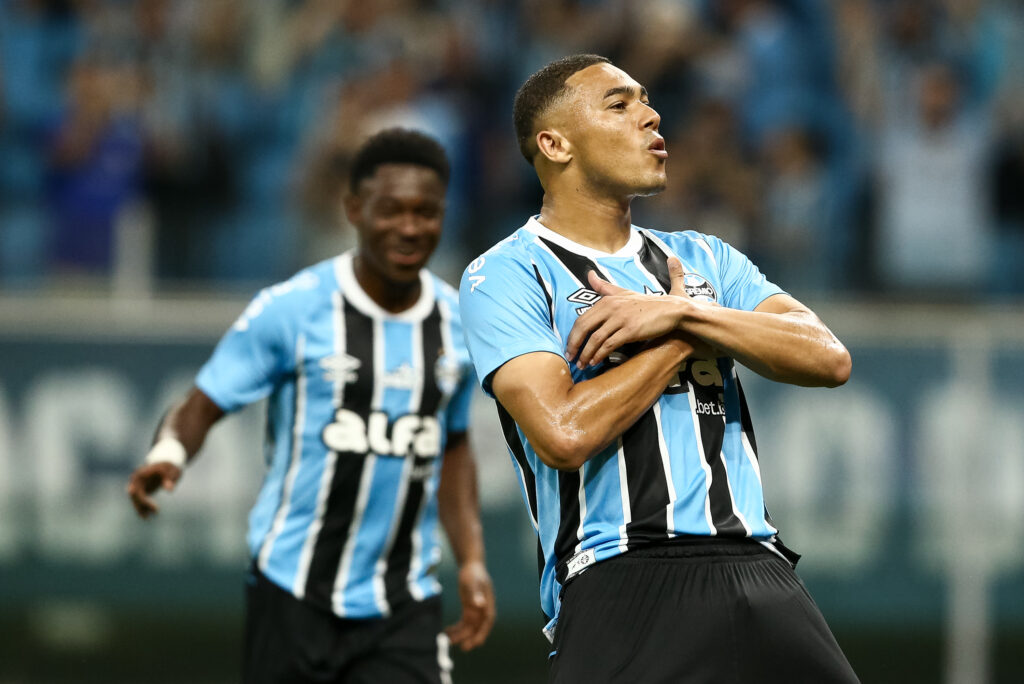 Carlos Vinicius celebrates for Gremio